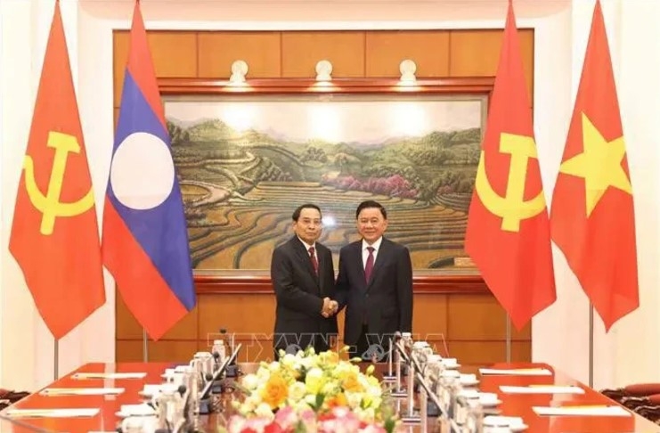 Senior Party officials of Vietnam, Laos hold talks